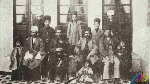 از راست 1-یوسف خان امیر مجاهد 2-جعفرقلیخان سردار اسعد(ایستاده)3-خسروخان سردار ظفر4- علی قلی خان سردار اسعد5-امیر قلی خان از راست 1-یوسف خان امیر مجاهد 2-جعفرقلیخان سردار اسعد(ایستاده)3-خسروخان سردار ظفر4- علی قلی خان سردار اسعد5-امیر قلی خان